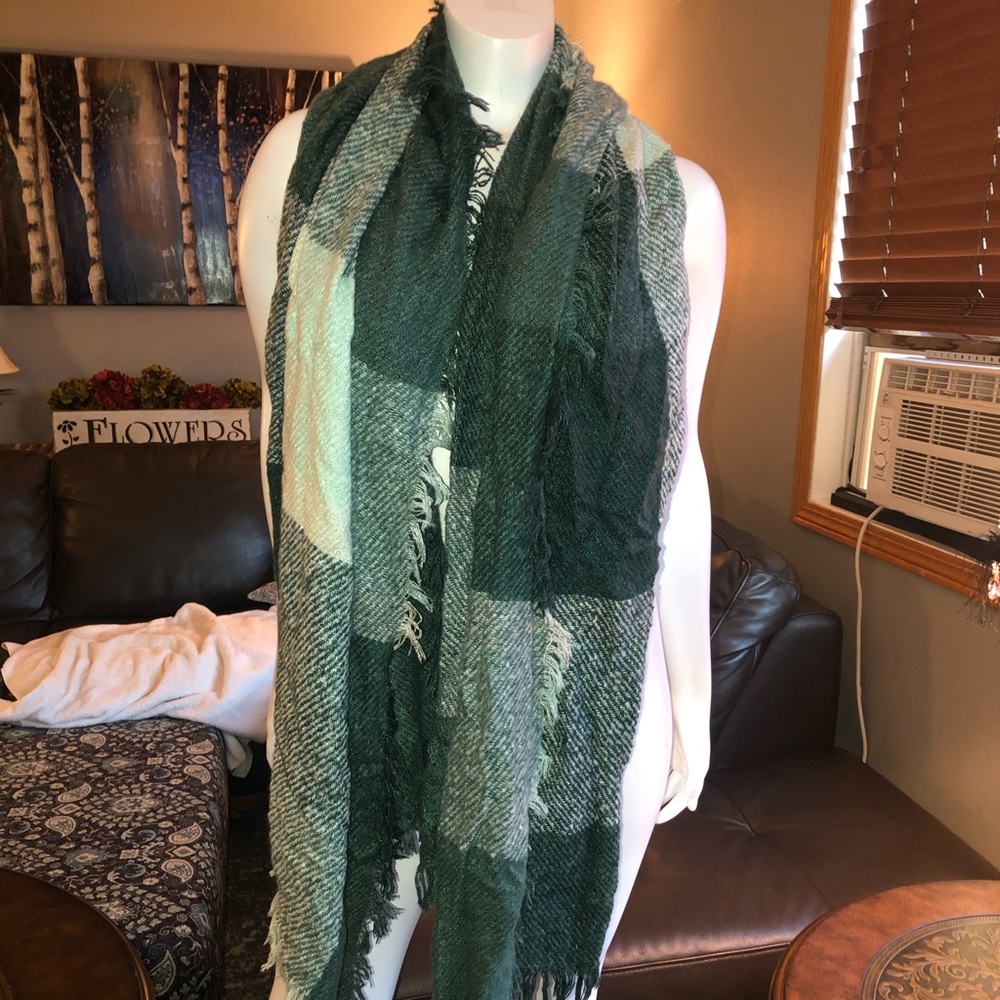 Green and beautiful scarf - never worn